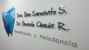 Avisos en acrílico sencillos 