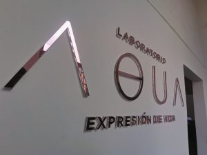 Aviso en acrílico para oficina, avisos para empresas