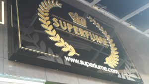 Aviso en acrilico superfume , se hacen acrilicos en medellin a todo el paies, avisos para empresa en acrilico