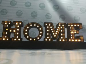 home letras en carton con luz